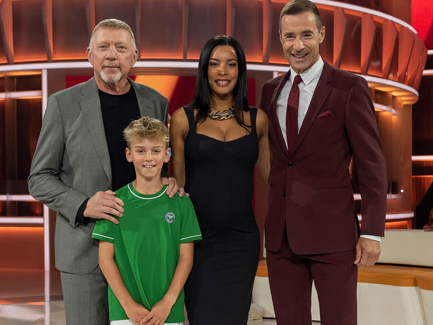 Florian Koch (10) aus Laatzen fordert bei „Klein gegen Groß“ Tennislegende Boris Becker heraus.