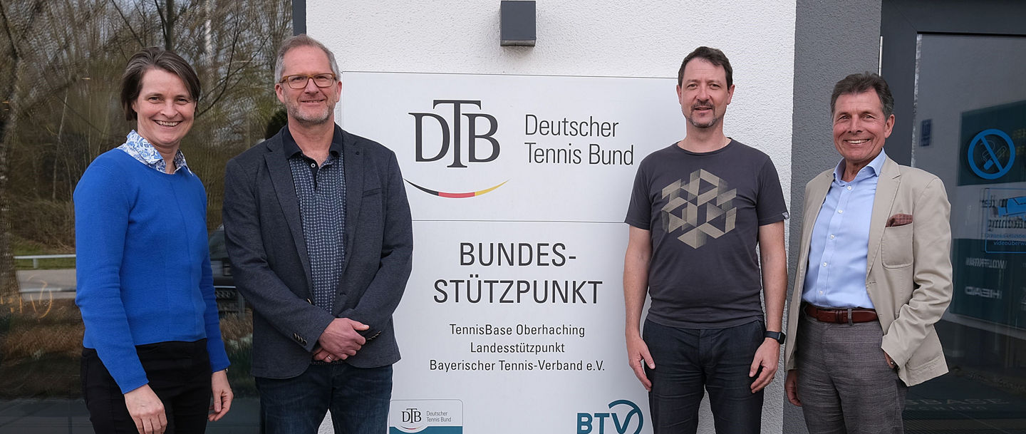 (v.l.n.r.)DTB-Vorstand Veronika Rücker, Marco Bäschlin (CEO Force 8), Marco Pargätzi (CTO Force 8), DTB-Vizepräisdent Helmut Schmidbauer.