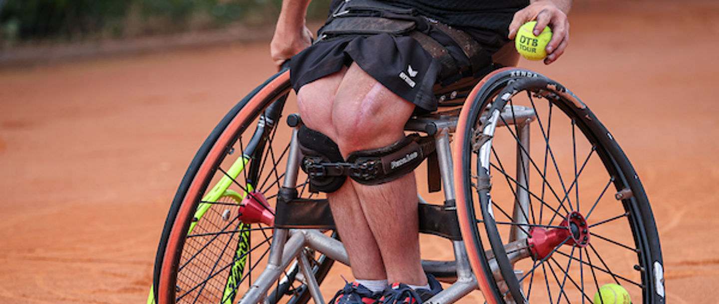 Vorbereitung für den Aufschlag: Marcus LAUDAN (GER), 33. German Wheelchair Open - Beate-Loddenkemper-Trophy 2023, Berlin, Zehlendorfer Wespen, 13.07.2023, 

Foto: Claudio Gärtner