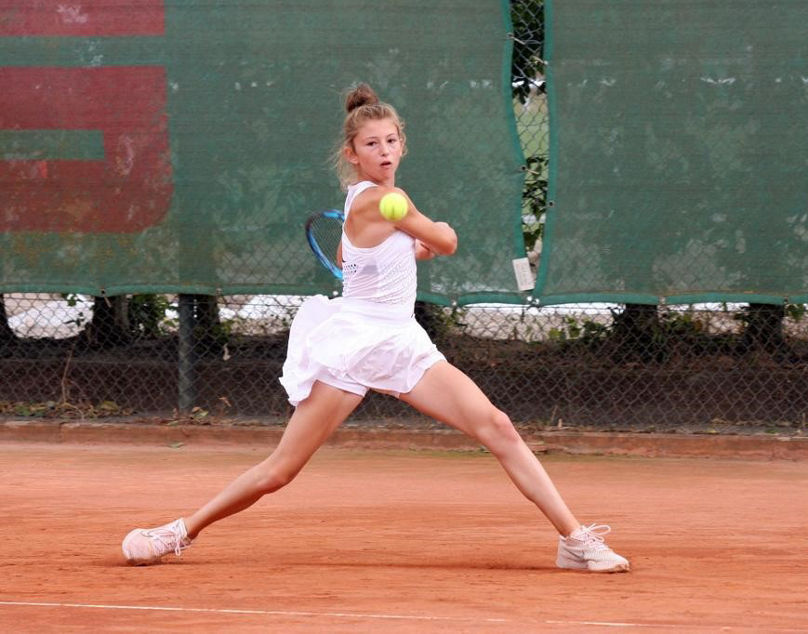 Lilly Marie Greinert holt zur Rückhand aus