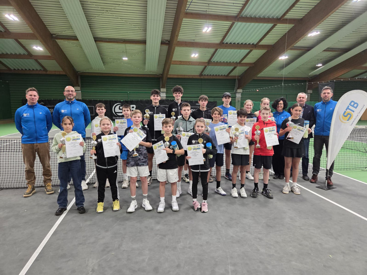 Alle Gewinner:innen der Jugend-Saarlandmeisterschaften auf einem Gruppenfoto mit Pokalen & Urkunden, mit Trainer- und Orga-Team