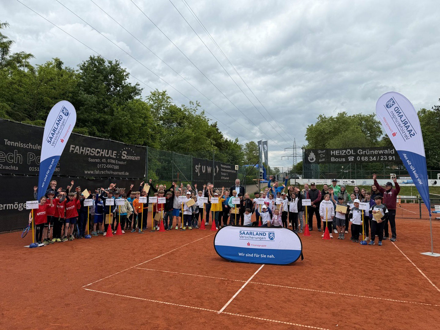 Schüler:innen bei den Grundschul-Saarlandmeisterschaften in Teams auf dem Tennisplatz aufgestellt