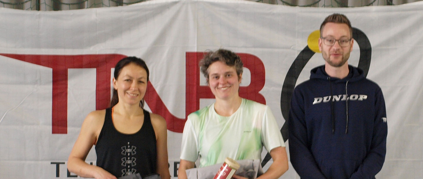 Alexandra Warkentin (links) und Susanne Vogel mit Oberschiedsrichter Daniel Lange. 