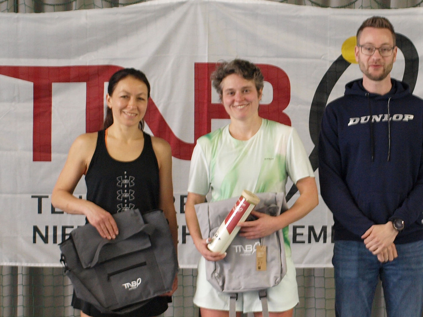 Alexandra Warkentin (links) und Susanne Vogel mit Oberschiedsrichter Daniel Lange. 