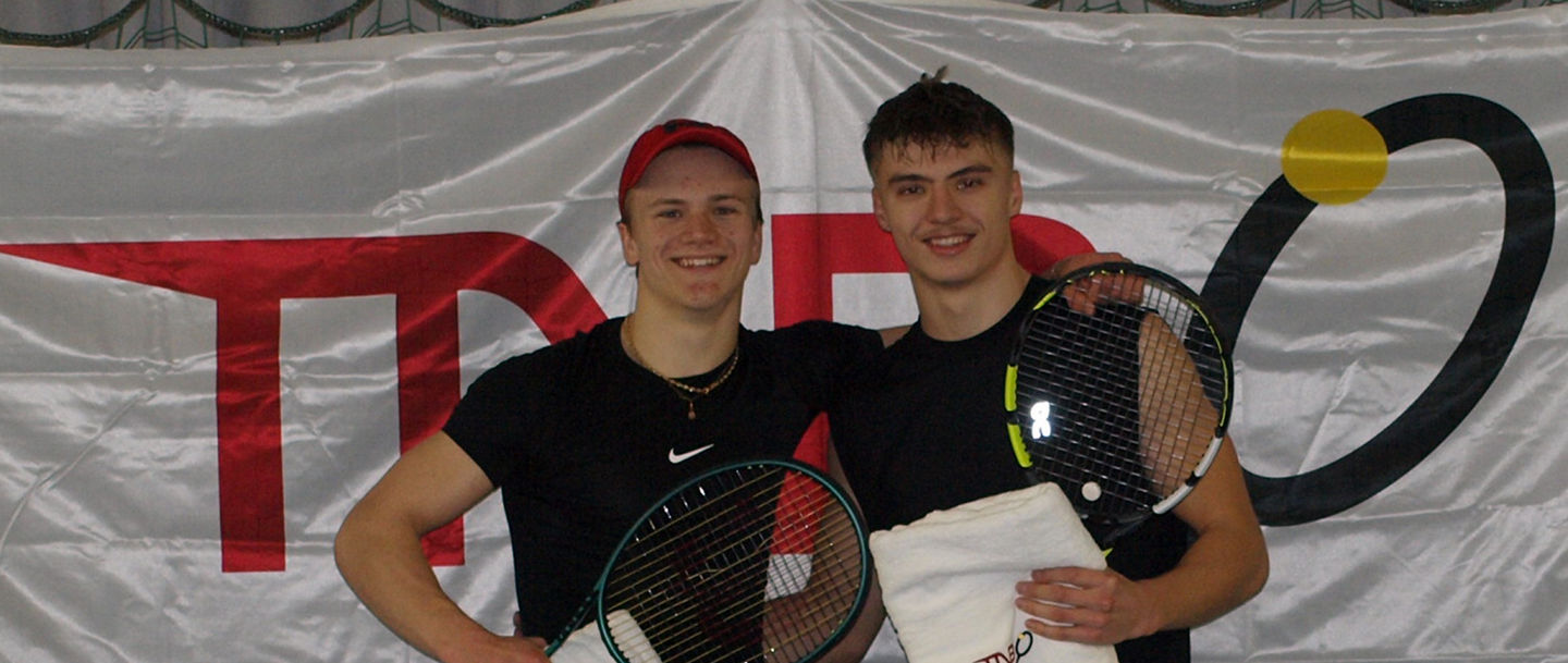 Der topgesetzte Hannes Lüpkes (links) gewann das Herren-Finale gegen Louis Tessmann. 