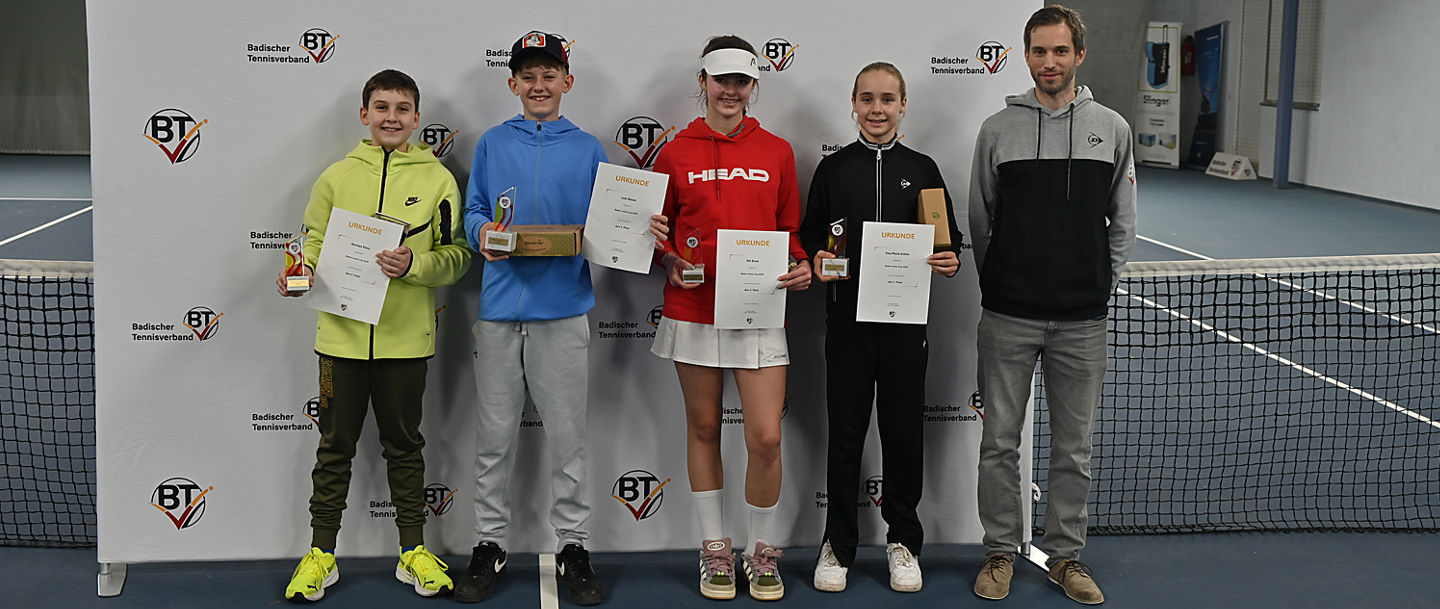 Die Finalisten des Baden Junior Cup mit Urkunden und Pokalen vor der Pressewand des BTV
