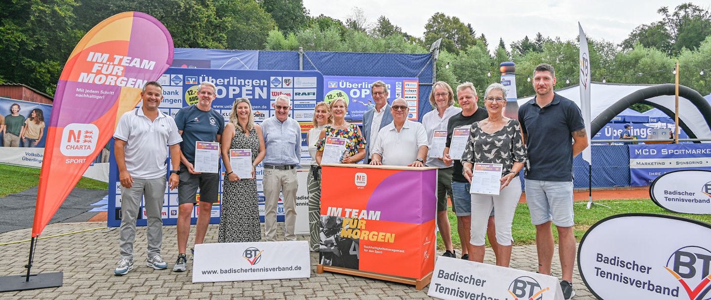 Gruppenfoto der Vertreter:innen der N!-Charta-Clubs