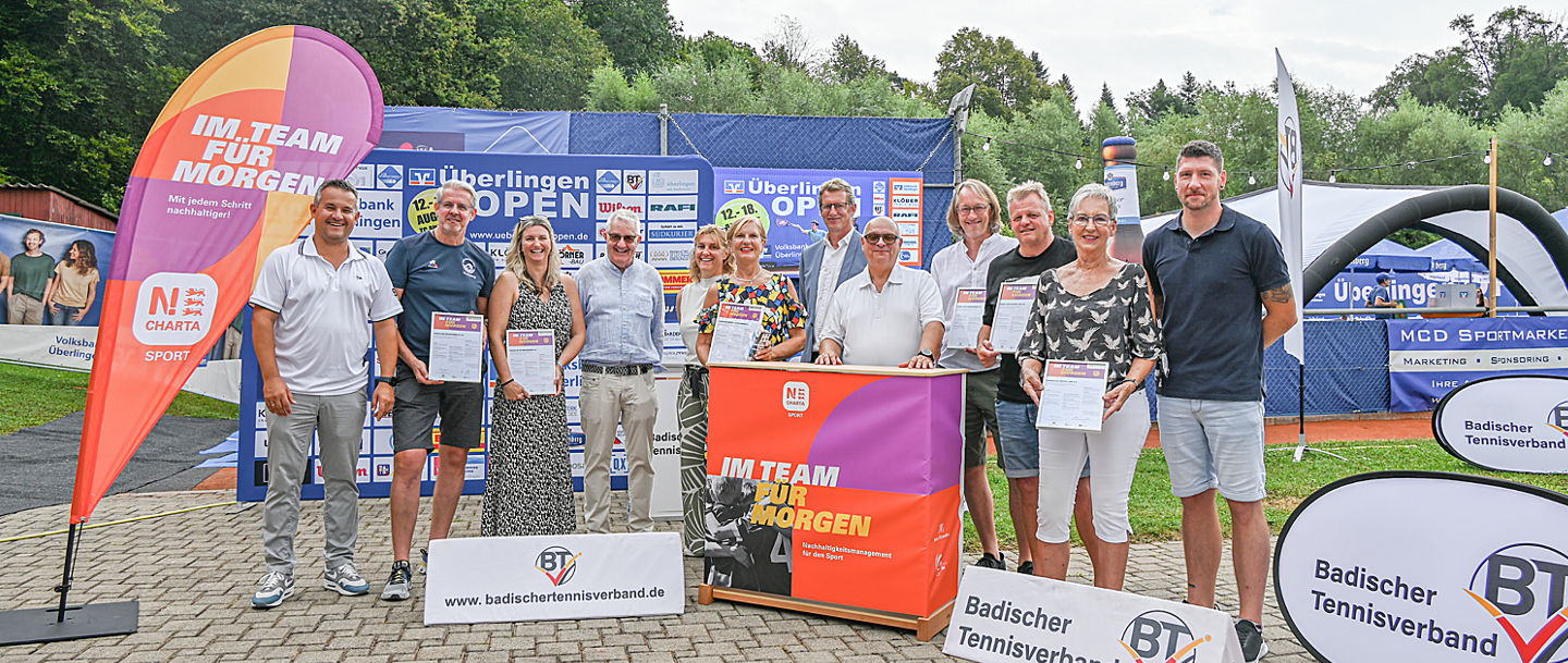 Gruppenfoto der Vertreter:innen der N!-Charta-Clubs