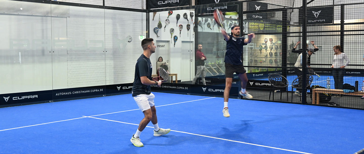 Mannschaftsmitglieder einer Padel-Mannschaft auf dem Court beim Spiel