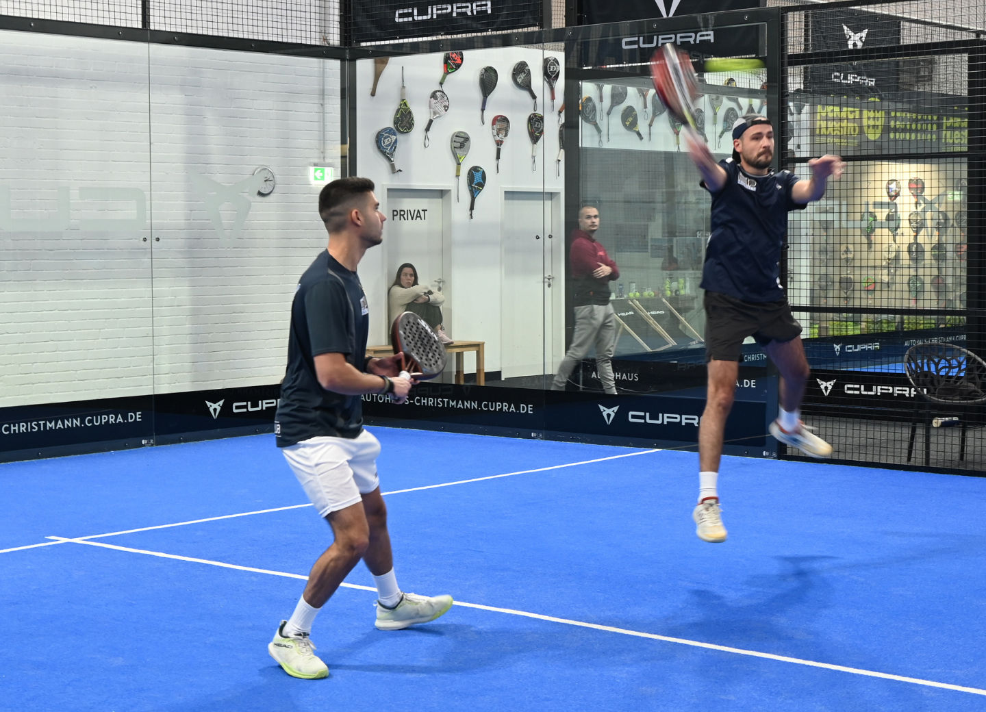 Mannschaftsmitglieder einer Padel-Mannschaft auf dem Court beim Spiel