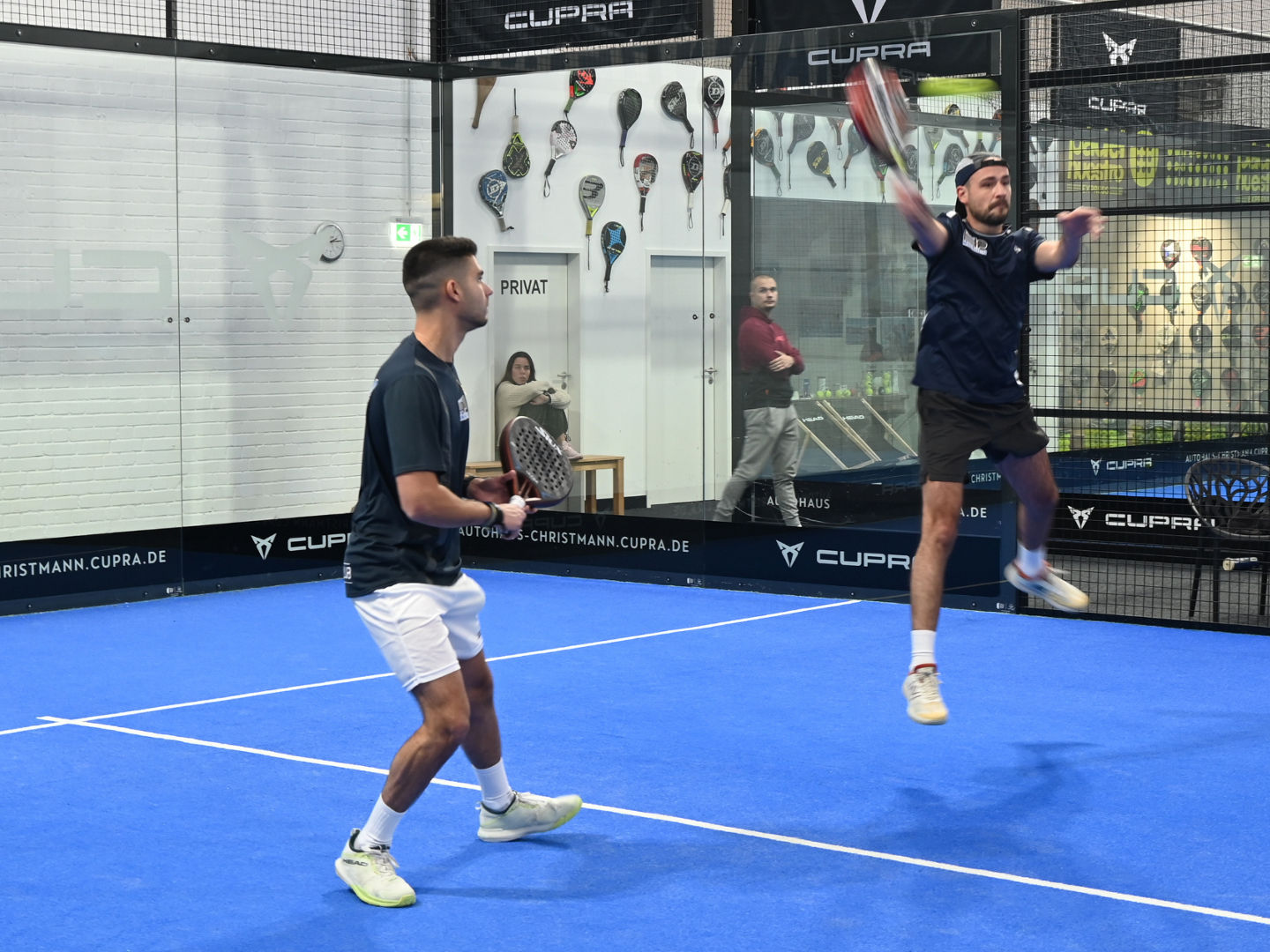 Mannschaftsmitglieder einer Padel-Mannschaft auf dem Court beim Spiel