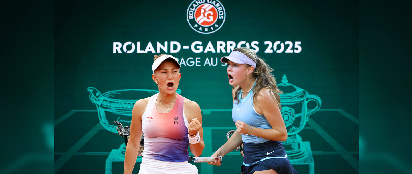Stusek und Thamm vor einem Banner der French Open