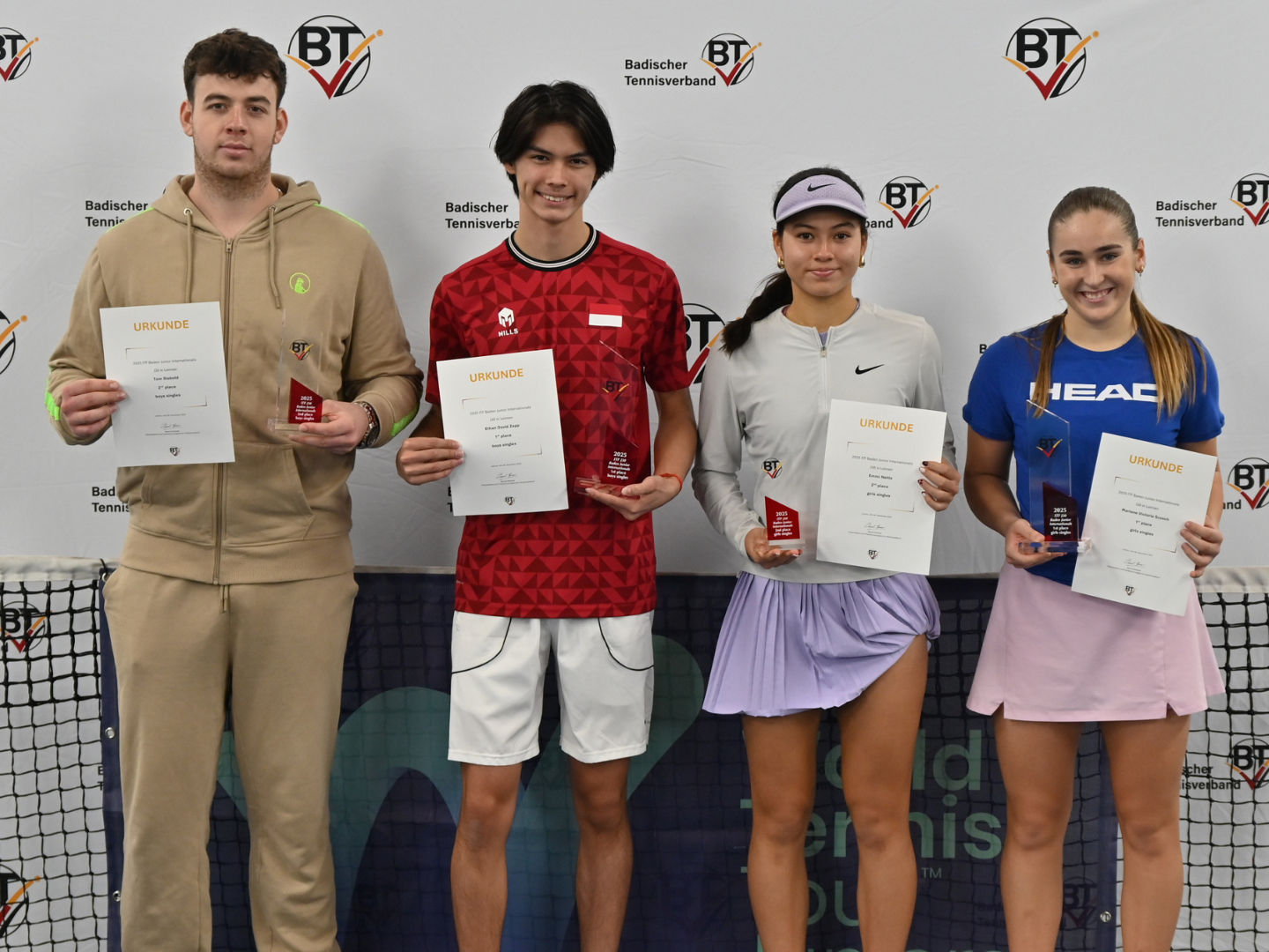 Gruppenfoto der Finalist:innen vor der BTV-Logowand