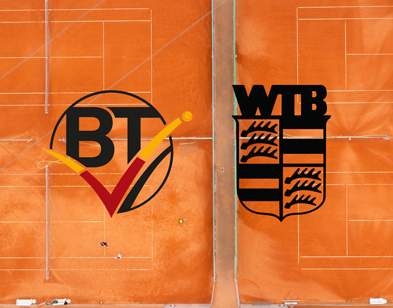 BTV- und WTB-Logo mit Tennisplatz im Hintergrund