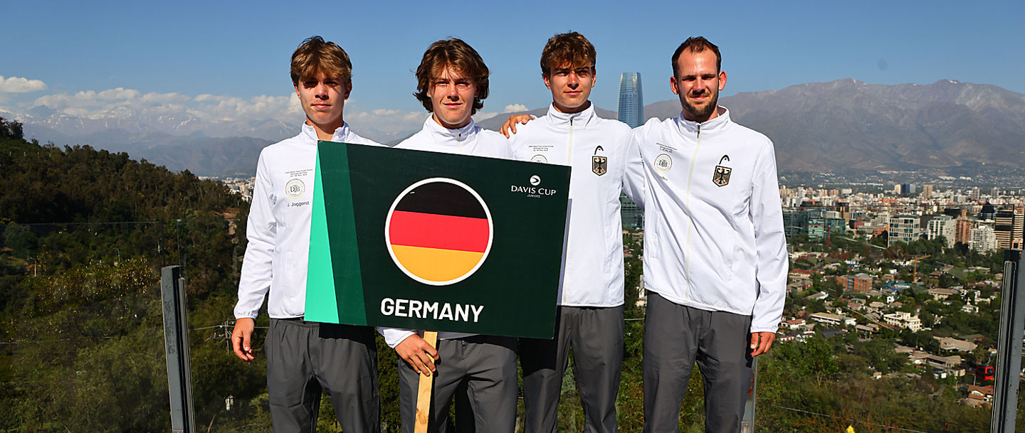 Jakob Joggerst mit seinen Teamkollegen von Team Germany vor der Aussicht in Santiago de Chile
