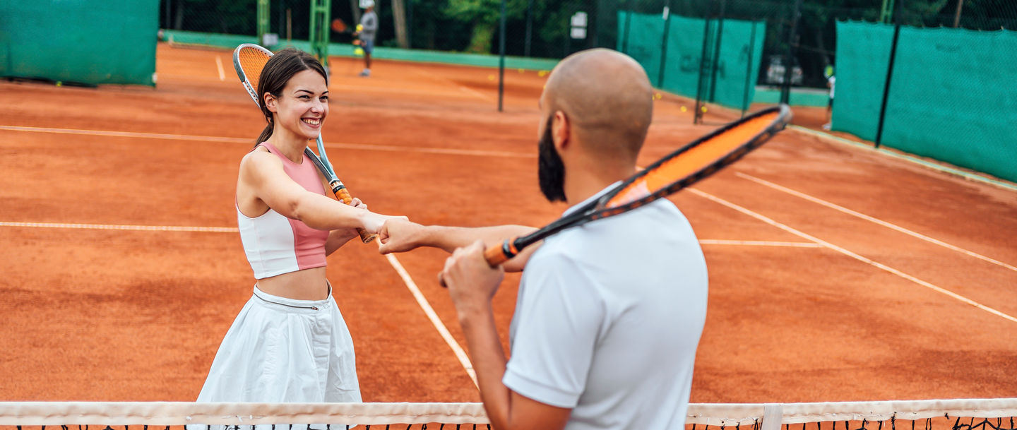 Tennisball auf der Grundlinie eines Sandplatzes