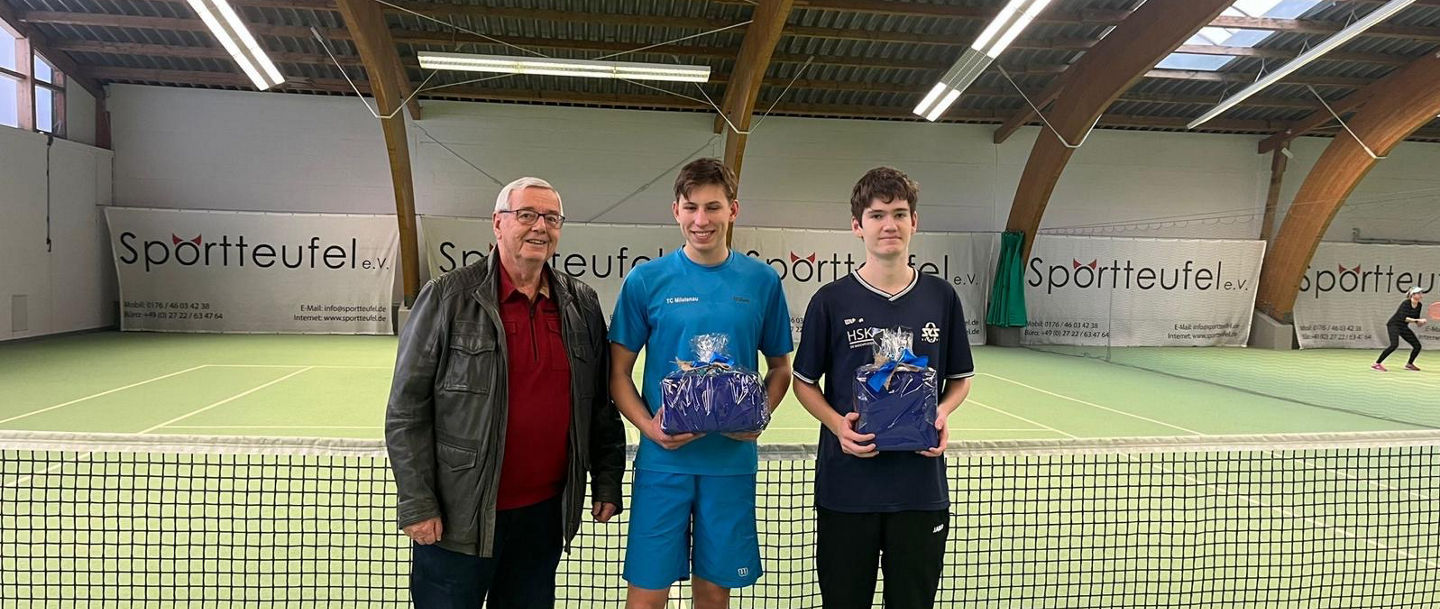 Das Foto Herren zeit von links Udo Steinhorst( Bezirkssportkoordinator), Michael Klinkov, Falco Lindermeir.