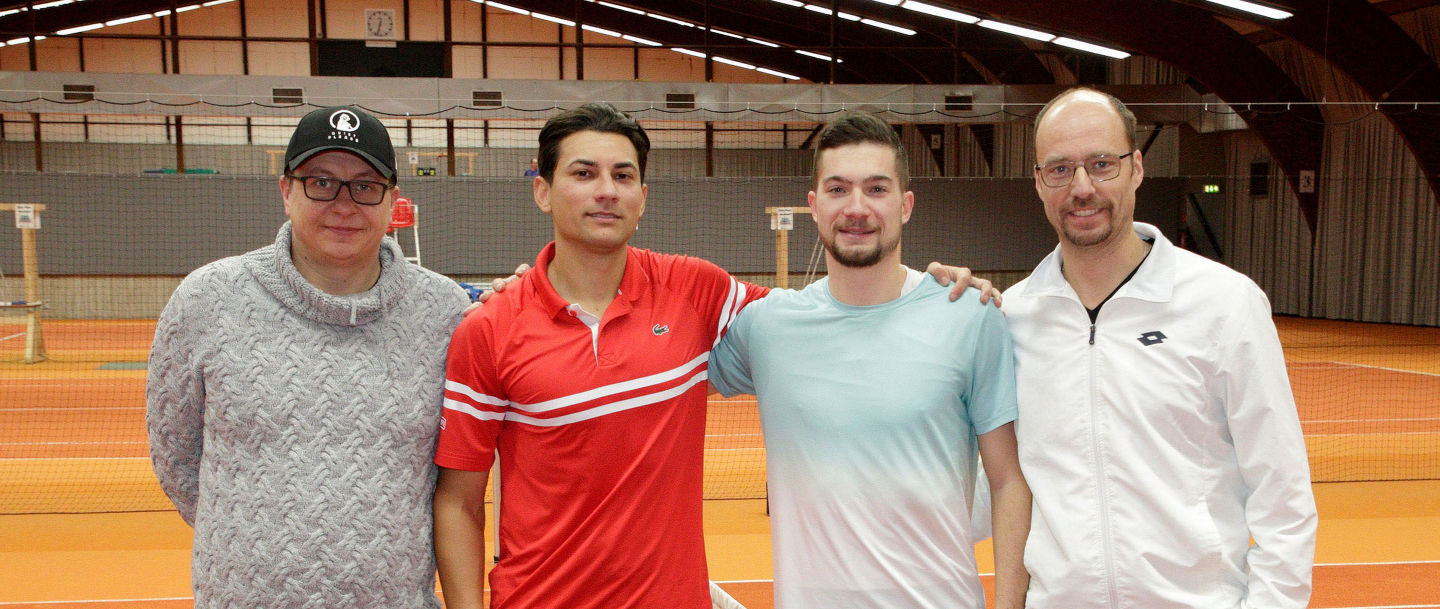 Jan Keller (Bezirksreferent für die OWL-Meisterschaften), Lucas Ernst (Bielefelder TTC, Finalist), Yannick Pott (TC Herford, Sieger), Meikel Backs (1. Vorsitzender Tennisbezirk  OWL)