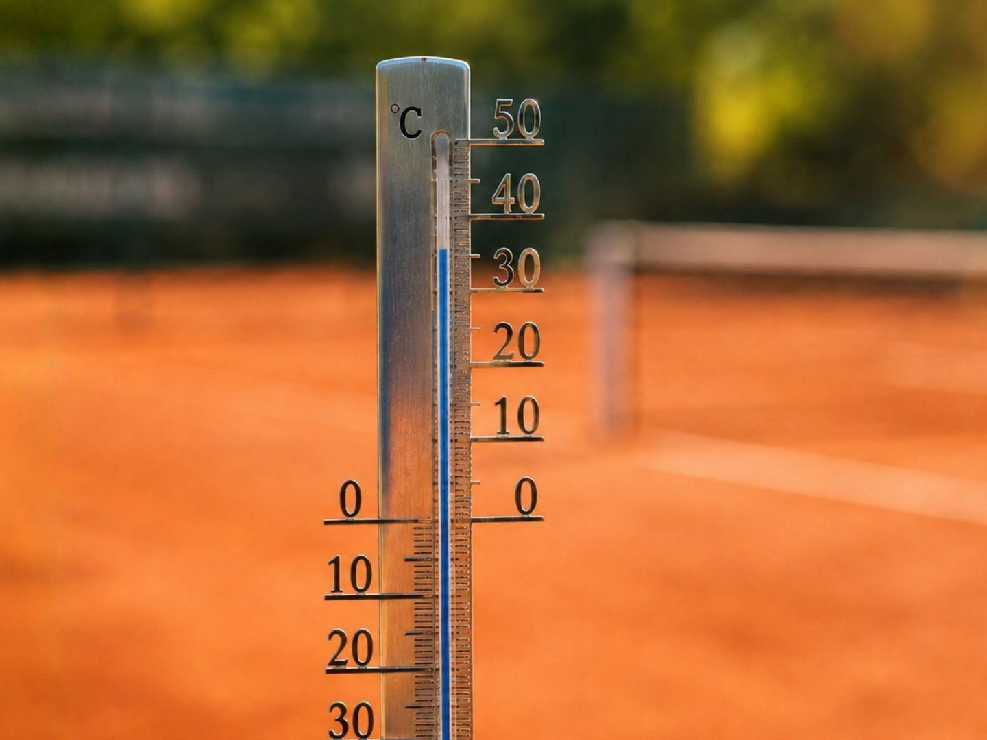 Metall-Thermometer auf einem Tennisplatz