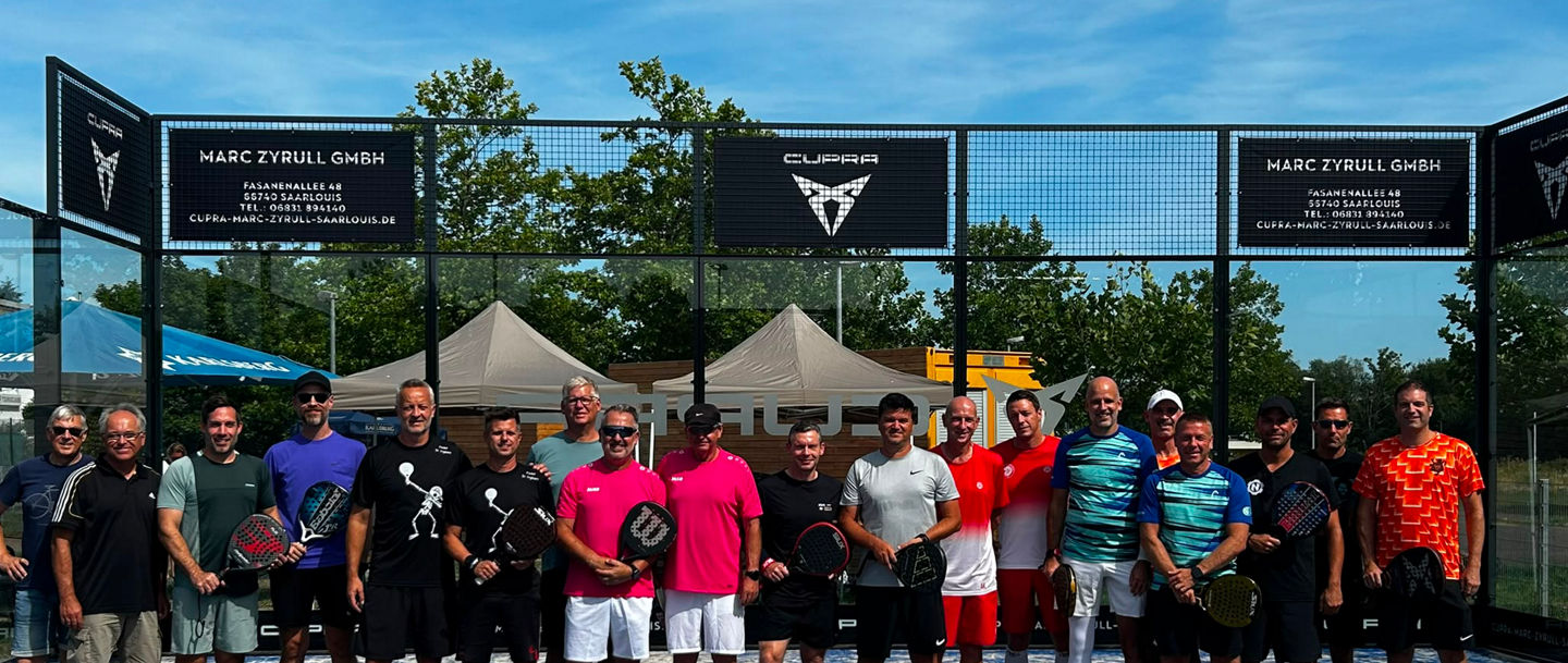 Gruppenfoto aller Teilnehmenden der Herren 40 auf dem Padelplatz hinter dem Netz