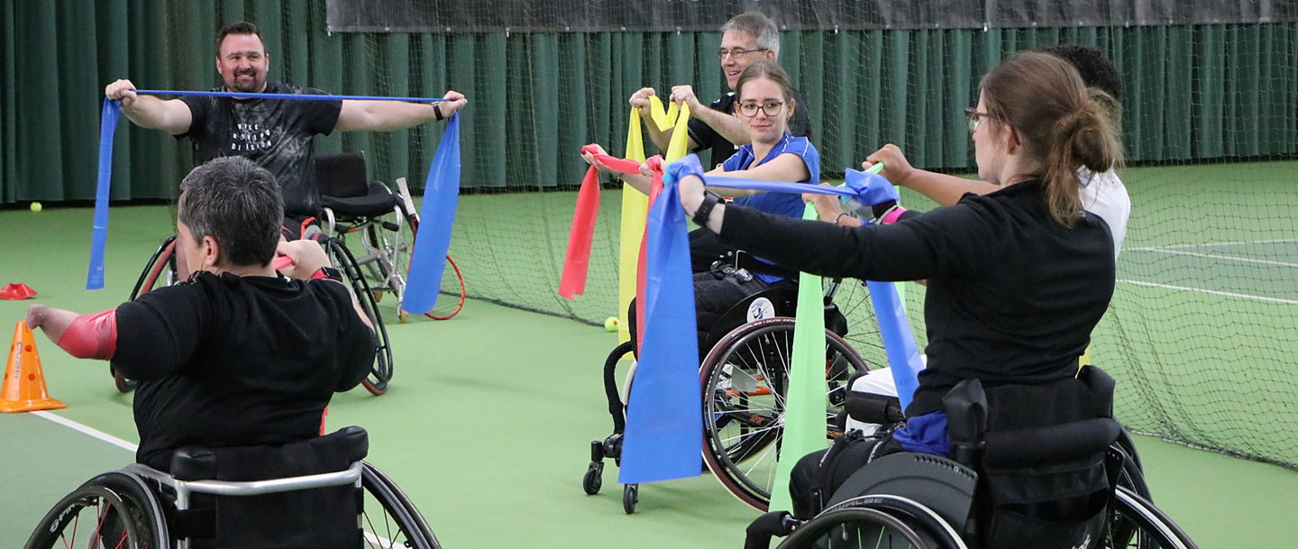 Sophie (im blauen T-Shirt) freute sich über ihre Fortschritte im 5. Rollstuhltennis-Workshop