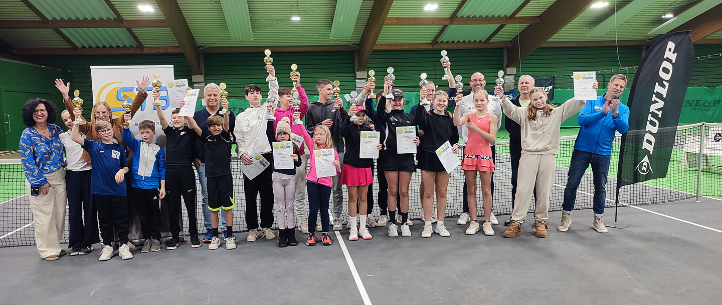 Sieger:innen der Jugend-Saarlandmeisterschaften mit Pokalen jubelnd zum Gruppenfoto aufgestellt