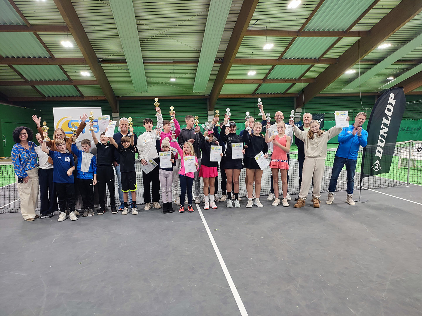 Sieger:innen der Jugend-Saarlandmeisterschaften mit Pokalen jubelnd zum Gruppenfoto aufgestellt