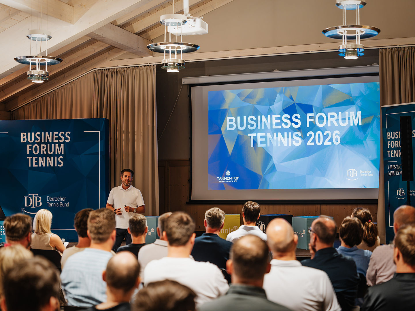 Simon Papendorf eröffnet das Business Forum 2026