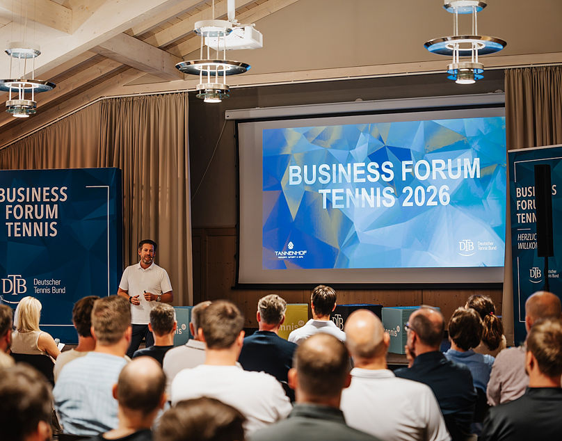 Simon Papendorf eröffnet das Business Forum 2026