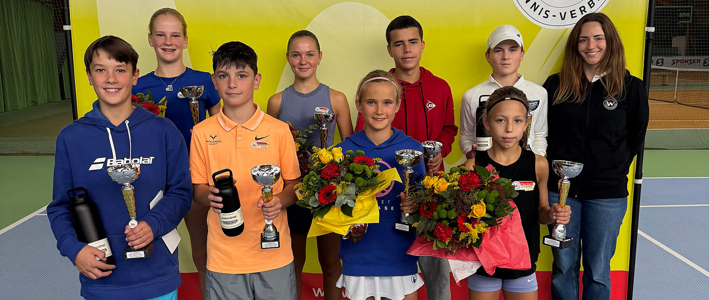 Sieger und Finalisten der Altersklassen U11 und U14 der 76. Westfälischen Jugendmeisterschaften mit WTV Vizepräsidentin Nachwuchsleistungssport Nicolin Gerhardt (rechts)