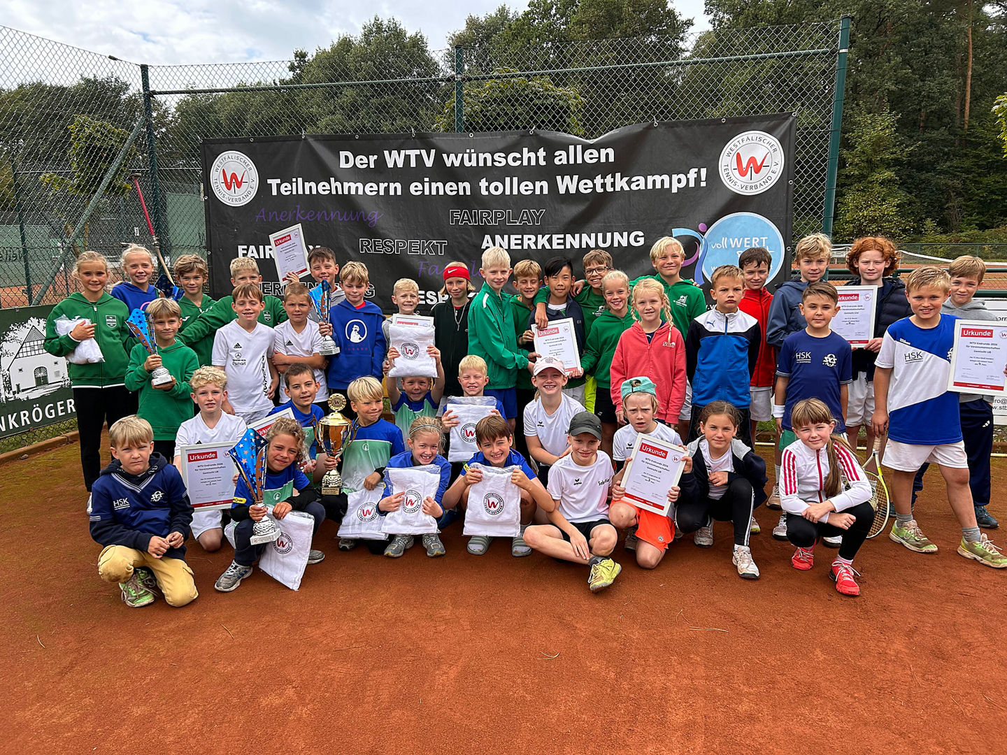 Die Teilnehmerinnen und Teilnehmer der U8 und U10 Endrunde beim TC Brackwede in Bielefeld