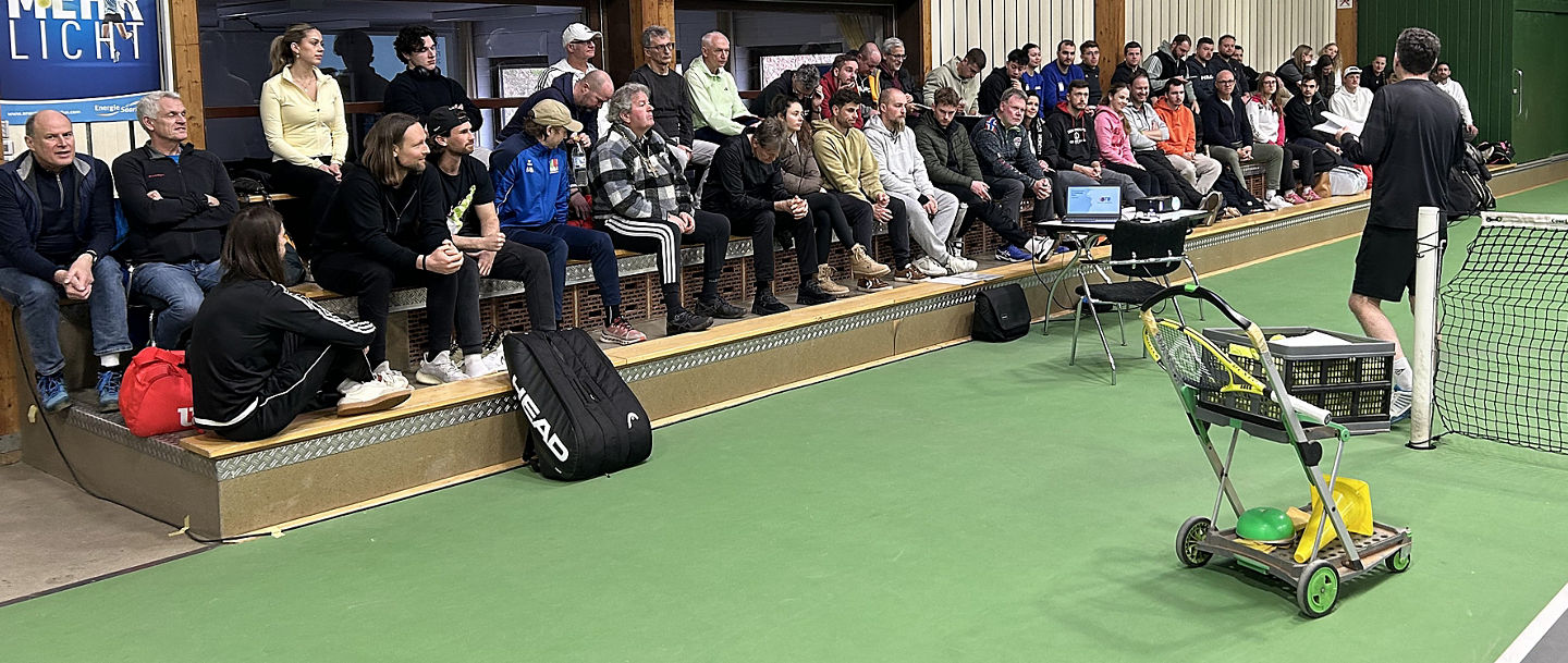 Teilnehmende der STB-Trainerfortbildung 2026 in der Tennishalle auf der Tribüne in der Tennishalle sitzend