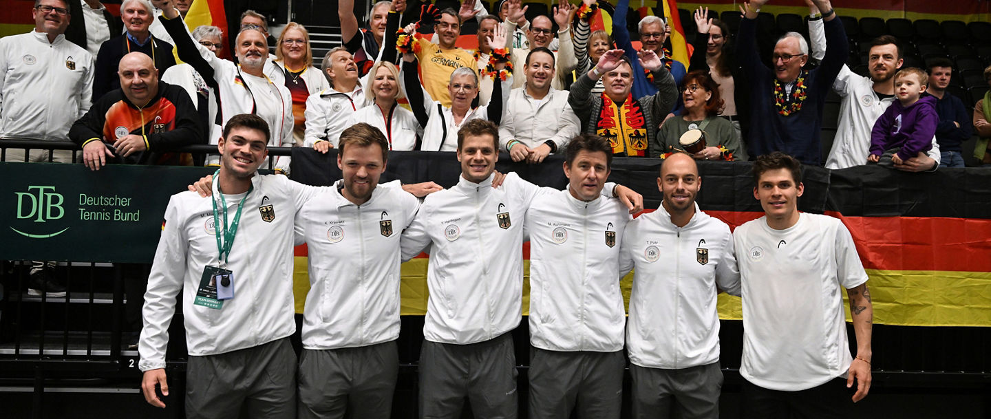 Das Davis Cup-Team mit den deutschen Fans.