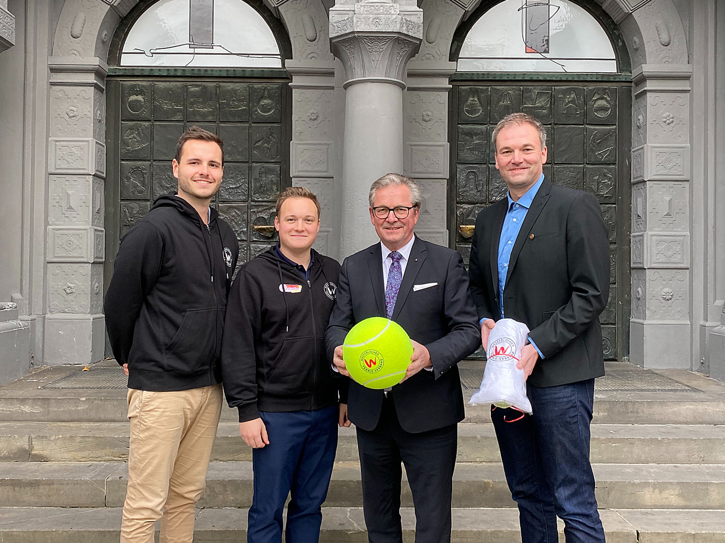 Die Turnierorganisatoren Philip Wendel und Justin Giebel, Bürgermeister Michael Dreier und Daniel Stuke