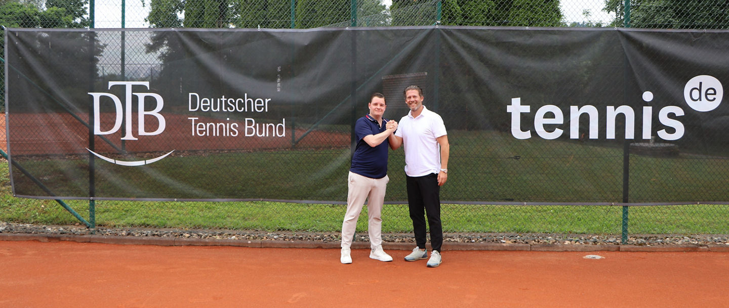 Simon Lorscheid, Marketing Manager für CHiQ in Deutschland, mit Simon Papendorf, Geschäftsführer DTB-Wirtschaftstöchter.