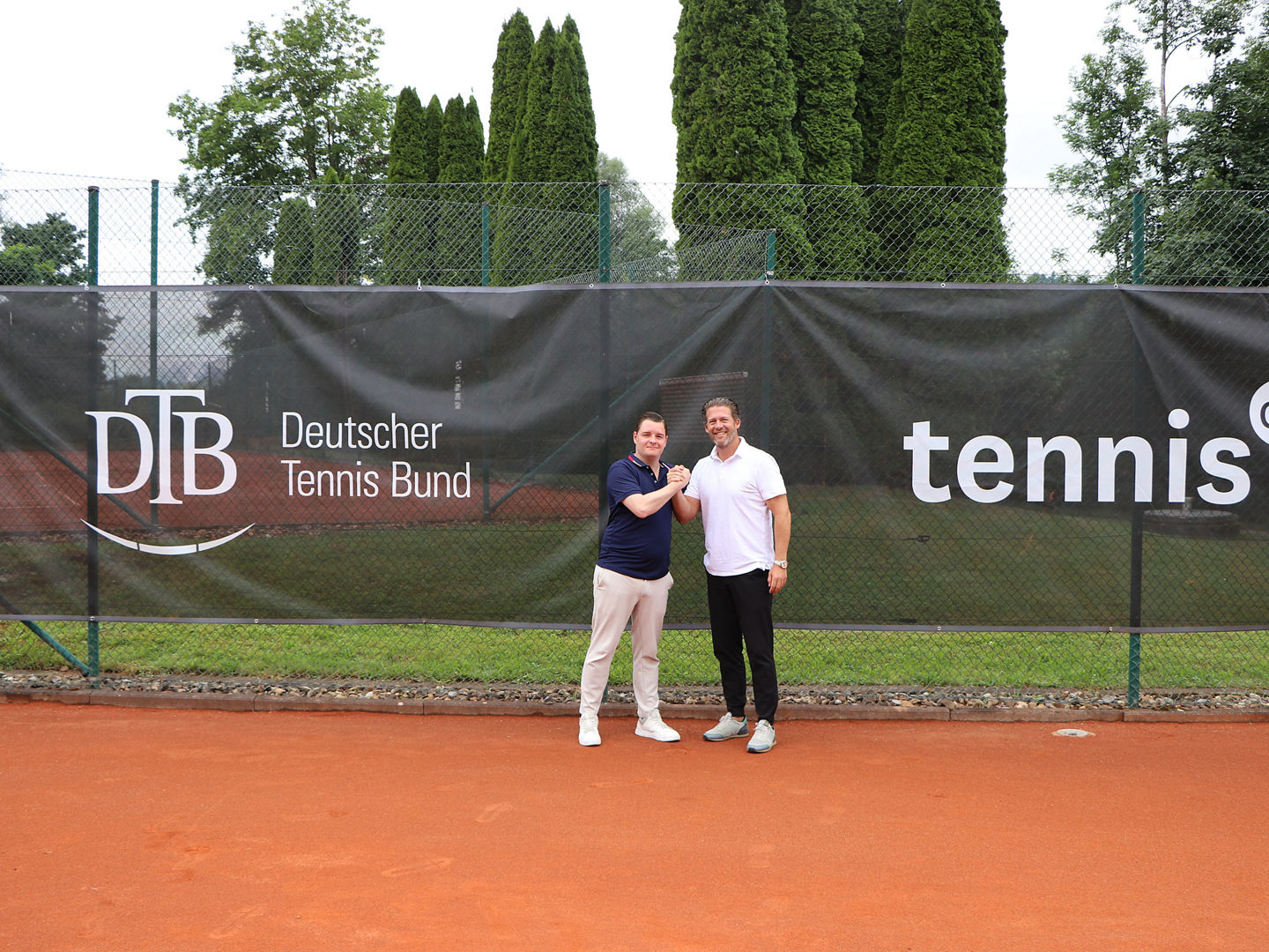 Simon Lorscheid, Marketing Manager für CHiQ in Deutschland, mit Simon Papendorf, Geschäftsführer DTB-Wirtschaftstöchter.