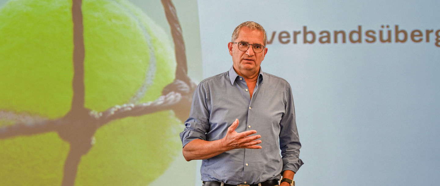 Bernd Greiner gestikuliert vor einer Präsentation