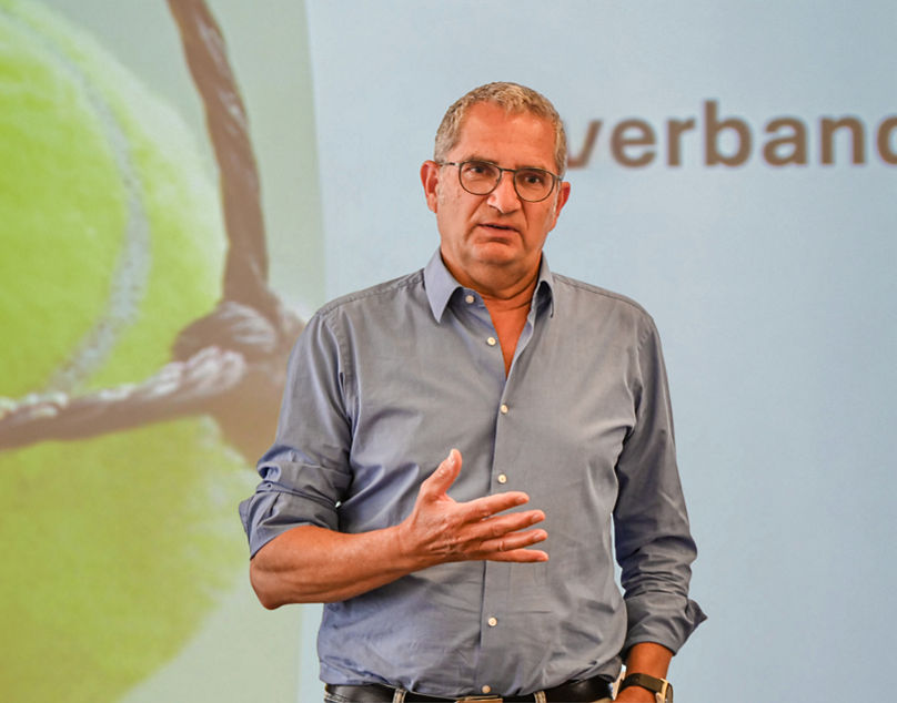 Bernd Greiner gestikuliert vor einer Präsentation