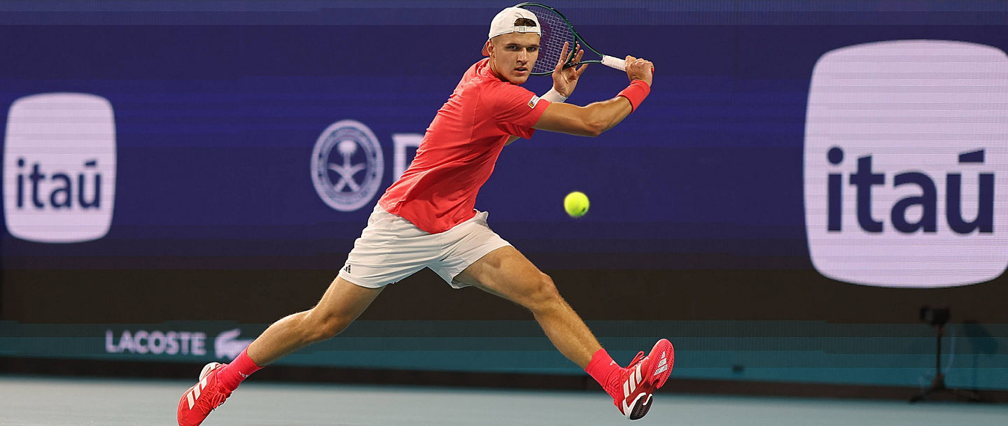 Tennis: Miami Open Mar 30, 2025 Miami, FL, USA Jakub Mensik CZE reaches for a backhand against Novak Djokovic SRBnot pictured in the men s singles championship of the Miami Open at Hard Rock Stadium. Miami Hard Rock Stadium FL USA, EDITORIAL USE ONLY PUBLICATIONxINxGERxSUIxAUTxONLY Copyright: xGeoffxBurkex 20250330_gkb_sb4_002