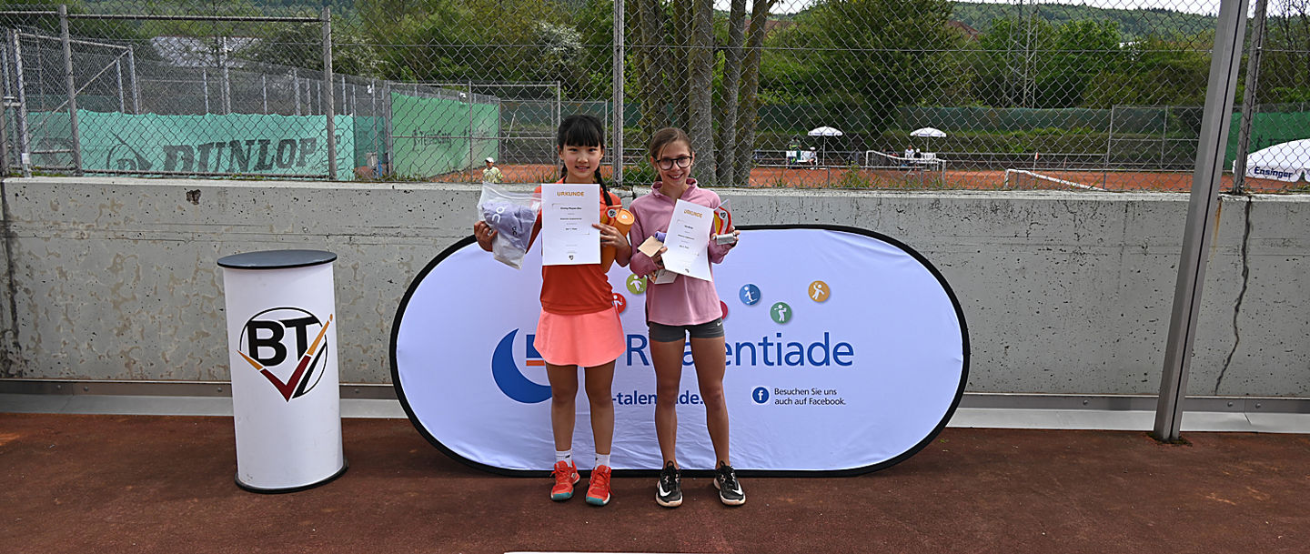 Emmy Muyao Zhu und Mia Birkle auf dem Platz mit den Siegerurkunden in der Hand