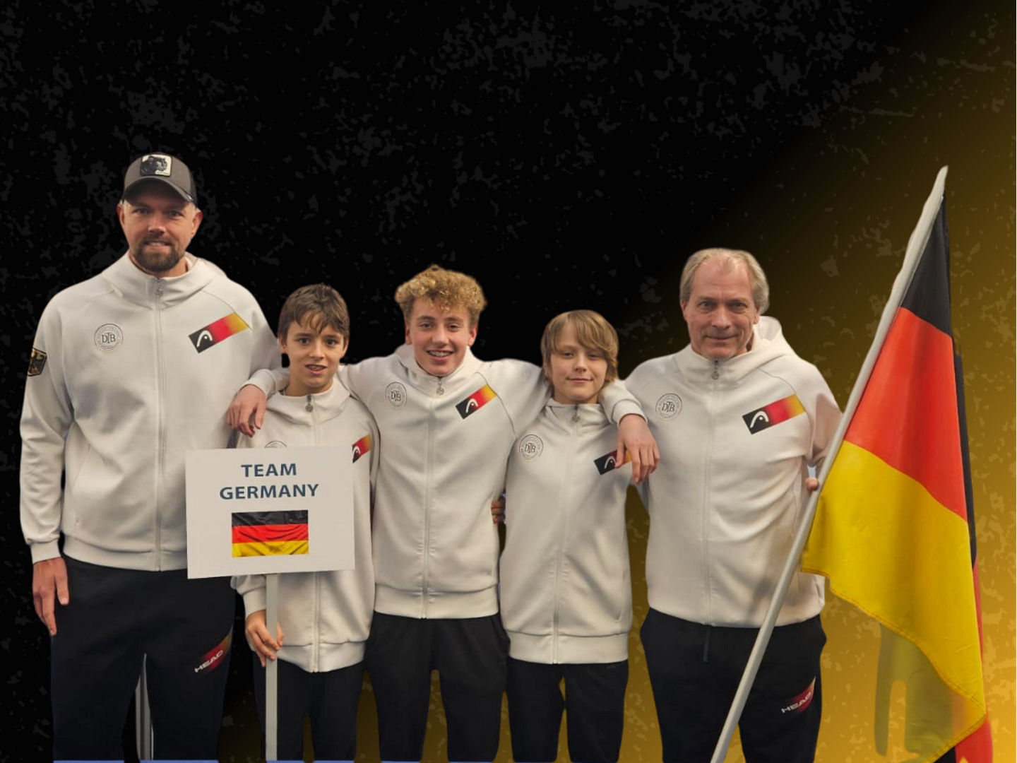 Spieler der U12 und U14 Nationalmannschaft der Jungs mit Trainer und Deutschlandflagge auf dunklem Hintergrund