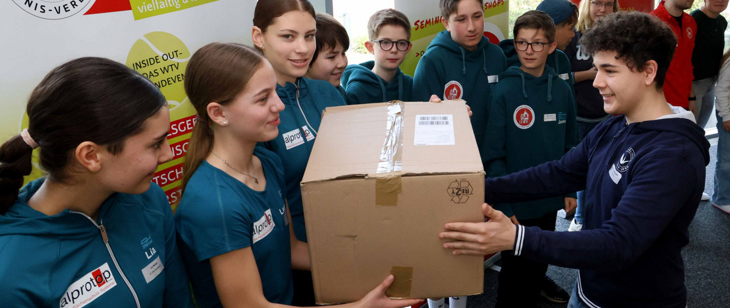 Übergabe des J-Team Starterpakets beim WTV Jugendforum