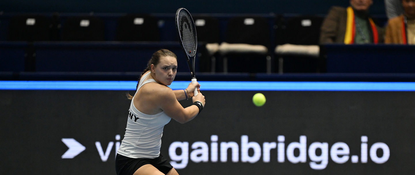 Jule Niemeier schlägt eine Rückhand beim Billie Jean King Cup Match gegen Frankreich