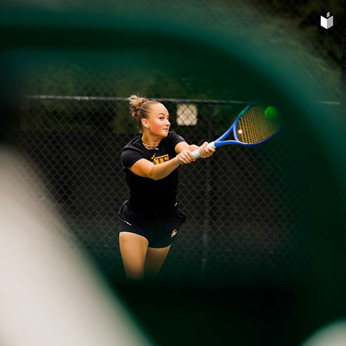 Mädchen spielt Tennis