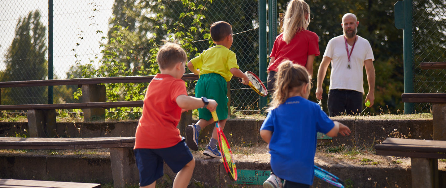 Zwei Spieler:innen bekommen einen Pokal