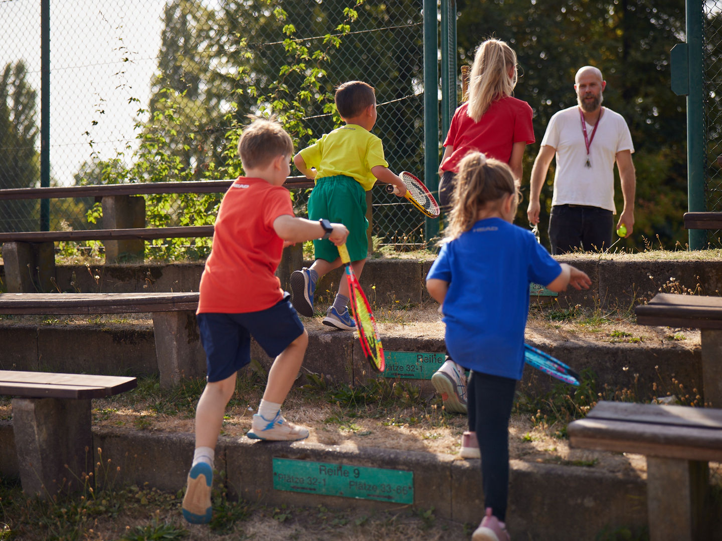 Zwei Spieler:innen bekommen einen Pokal