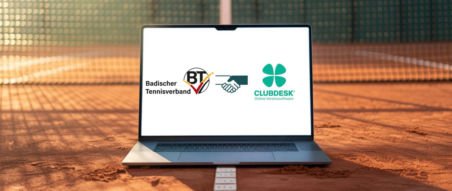Laptop mit BTV- und ClubDesk-Logos auf dem Tennisplatz