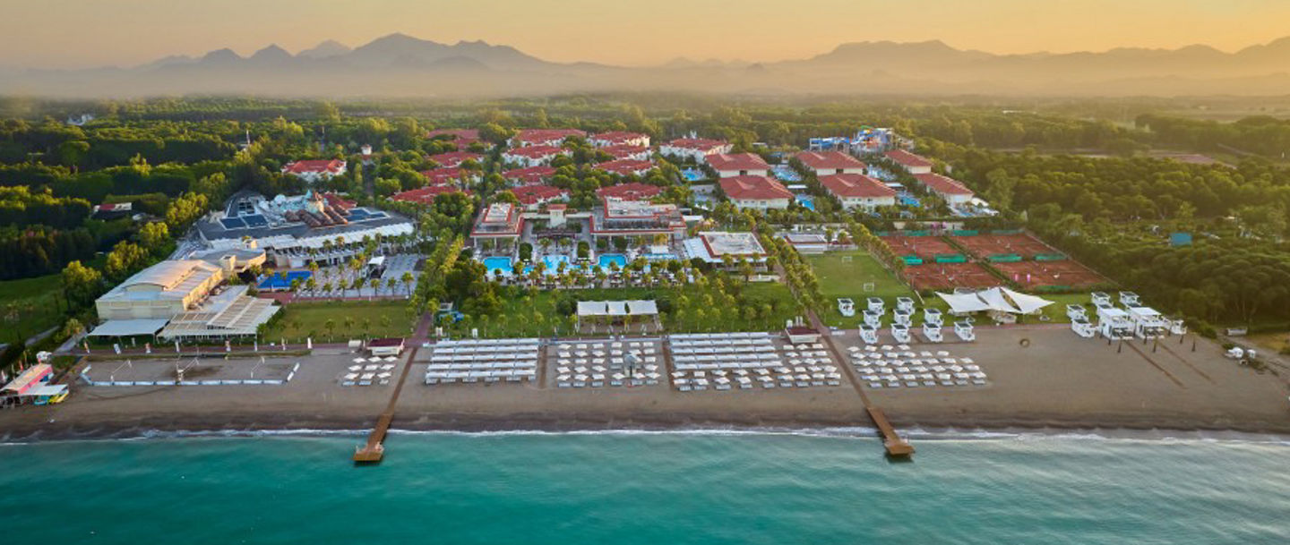 Mit dem TNB-LK-Tenniscamp in Belek perfekt vorbereitet in die Sommersaison starten. Es gibt doch nichts schöneres, als sich eine Auszeit vom Arbeitsalltag unter der Sonne zu gönnen und nebenbei aktiv zu sein. Mit dem TNB-Team nach Belek reisen und die Möglichkeit nutzen neue Trainingsimpulse kennenzulernen, matchorientiert von TNB-Leistungstrainern auf die Sommersaison vorbereitet zu werden und sogar die ersten LK-Punkte auf Sandplatz zu sammeln.  Auch neben dem Tennisplatz wird sich vernetzt und den Tennissport am Pool und Strand gefeiert. Genießen Sie sechs Übernachtungen im luxuriösen 5* Hotel Güral Premier Belek mit Ultra All Inclusive Verpflegung und dem erstklassigen Spa-Einrichtungen. Dein Tennisabenteuer beginnt hier.