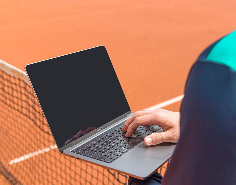 Laptop auf Tenniscourt