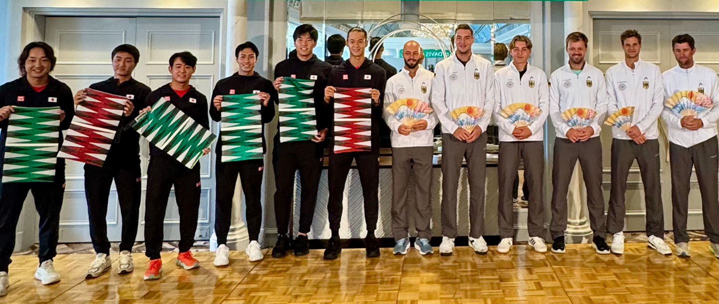 Geschenkübergabe beim Davis Cup in Tokio - LOVE:40 war dabei